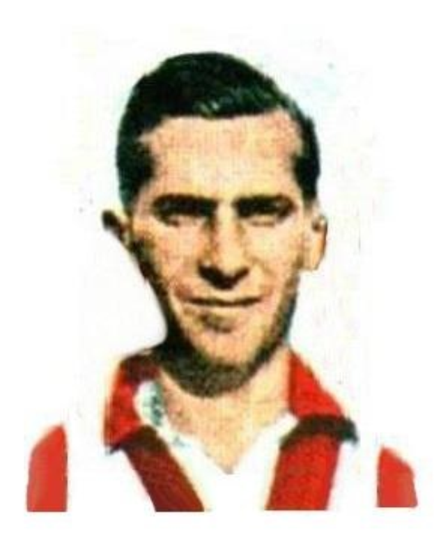 Portrait eines grinsenden Mannes mit Bart in rot-weiß gestreiftem Hemd vor weißem Hintergrund, der mutmaßlich George Best ist.