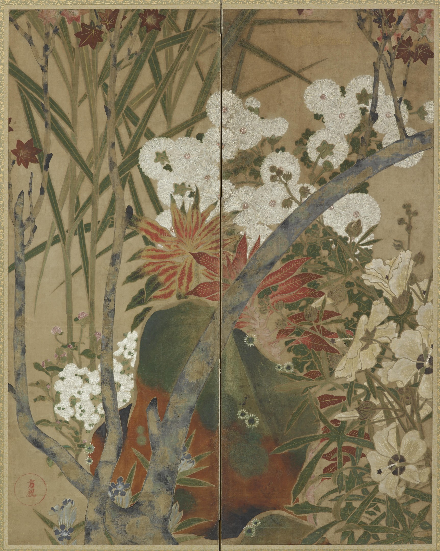Ein japanischer Bildschirm mit einer leuchtenden Malerei von Blumen und Pflanzen in feinster Detailarbeit.