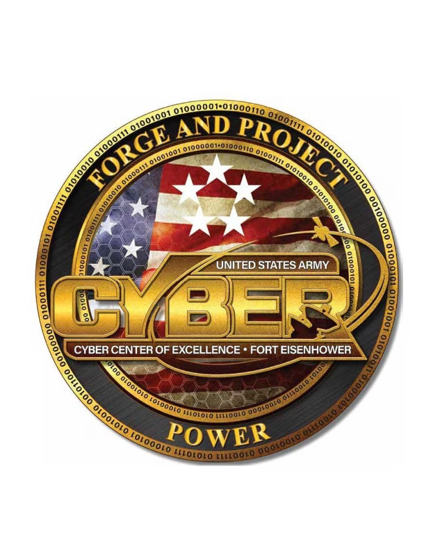 Logo des United States Army Cyber Center of Excellence, Fort Eisenhower, mit einem blauen Kreis mit einem weißen Stern in einem weißen Rand und dem Text "Forge and Project Cyber Power" in fetter schwarzer Schrift darunter.