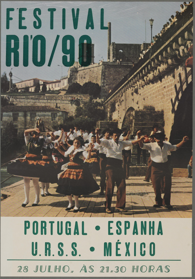 Festival Rio/90-Poster mit tanzenden Menschen im Vordergrund und Gebäuden, Bäumen und einem klaren blauen Himmel im Hintergrund sowie Text unten.