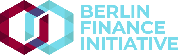 Logo der Berlin Finance Initiative: ein blauer Kreis mit einer weißen Umrandung und "B" in der Mitte, umgeben von einem weißen Ring mit einem blauen und weißen Karomuster, alles auf einem weißen Hintergrund mit "Berlin Finance Initiative" in fetter schwarzer Schrift.