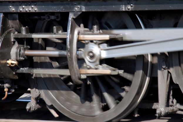 Nahaufnahme eines Zugrades, das die Lauffläche und den Radkranz zeigt.