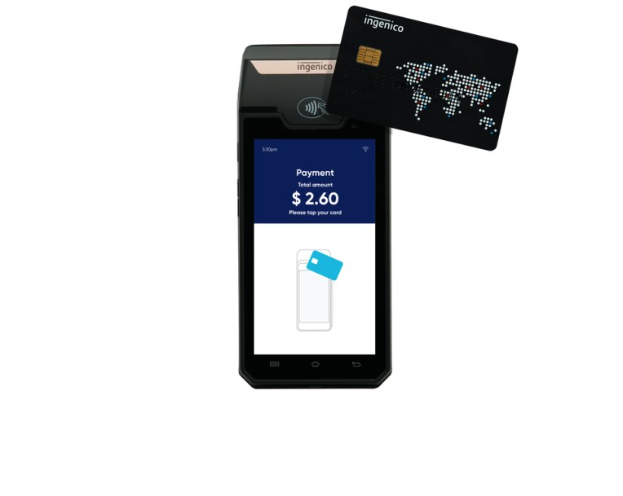 Mobiltelefon, das einen Zahlungsbildschirm anzeigt, neben dem eine Kreditkarte liegt, die den Einsatz eines Ingenico-Mobilzahlungssystems suggeriert.