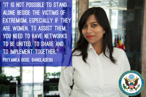 Frau in weißem Hemd vor einem Gebäude mit einem Zitat über die Unterstützung von Opfern von Extremismus, mit einem Logo unten rechts.