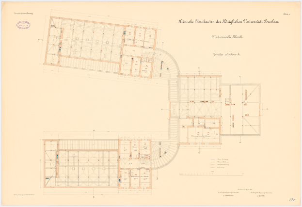 Schwarz-weißer architektonischer Grundrissplan eines großen Gebäudes mit zahlreichen Räumen, beschriftet als Universität Bayern, mit detaillierten textuellen Anmerkungen und strukturellen Details.