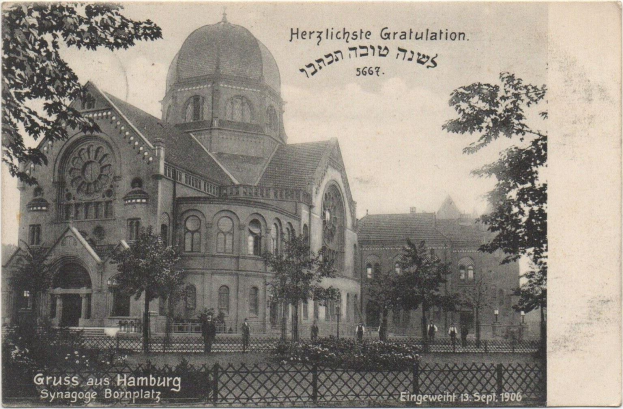 Altes Schwarz-Weiß-Foto einer Synagoge in Hamburg, Deutschland, umgeben von Bäumen und einem Zaun mit ein paar Menschen davor.