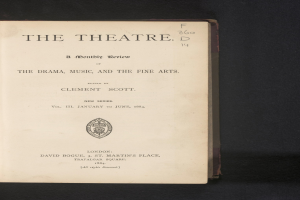 Offenes Buch mit dem Titel "The Theatre: A Monthly Review of the Drama, Music, and the Fine Arts" mit sichtbarem Text und einem Logo auf einer Seite.